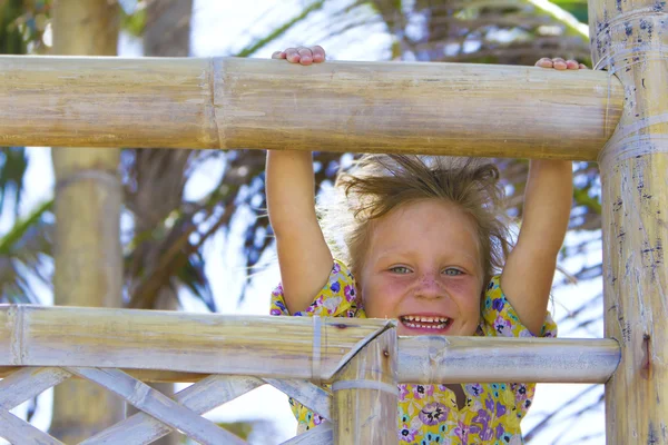 Junge glücklich lächelnde Kind Mädchen genießen Sommer im Freien Porträt — Stockfoto