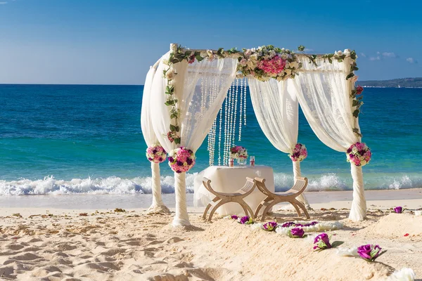 Beach wedding set up, tropical outdoor wedding reception, beauti Стоковое Изображение