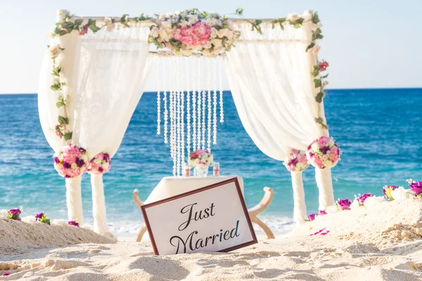 Пляжне весілля встановлено, тропічний відкритий весільний прийом, красуня Ліцензійні Стокові Фото
