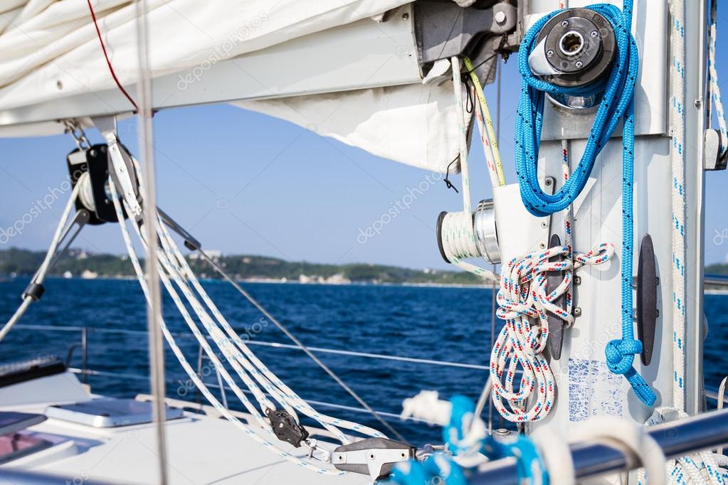 argano con corda sul ponte dello yacht di mare