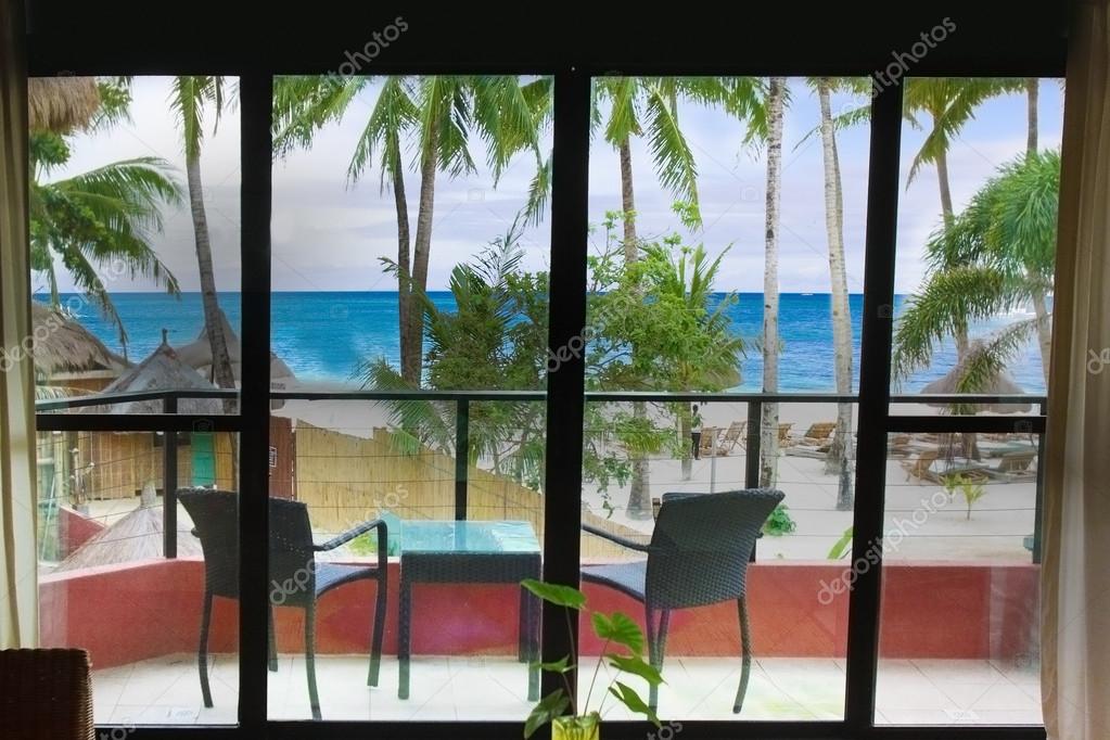 Fenster Aussicht auf Meer und Strand aus Hotelzimmer