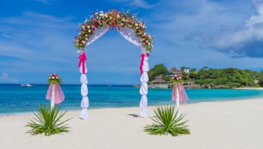 Düğün kemer, cabana, fl ile dekore edilmiş tropik sahilde gazebo