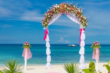 Düğün kemer, cabana, fl ile dekore edilmiş tropik sahilde gazebo