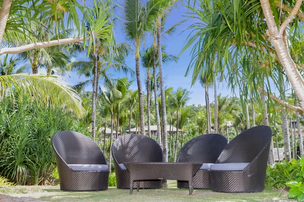 Relajarse en la playa tropical, café al aire libre, sillas en la playa — Foto de Stock