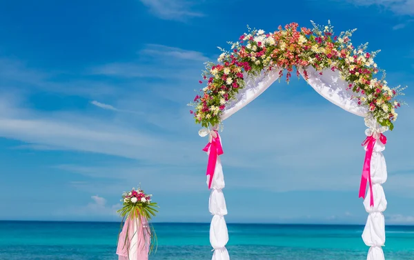 Hochzeitsbogen, Cabana, Pavillon am tropischen Strand mit Blumen dekoriert — Stockfoto