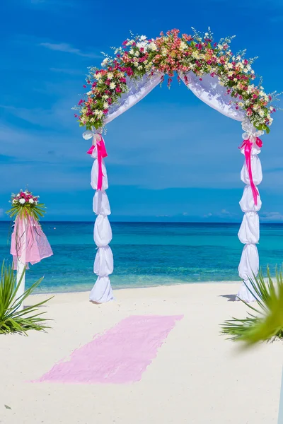 Hochzeitsbogen, Cabana, Pavillon am tropischen Strand mit Blumen dekoriert — Stockfoto