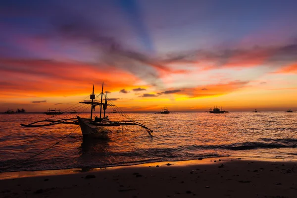 Sail boat at sunset sea, boracay island, philippines — Stock Photo, Image