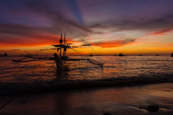 Segelboot bei Sonnenuntergang, Insel Boracay, Philippinen — Stockfoto