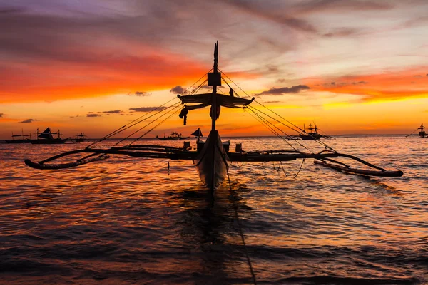 Plachetnice na moři při západu slunce, boracay island, Filipíny — Stock fotografie