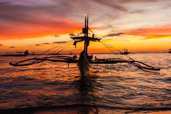 Barco à vela no pôr do sol mar, ilha de boracay, filipinas — Fotografia de Stock