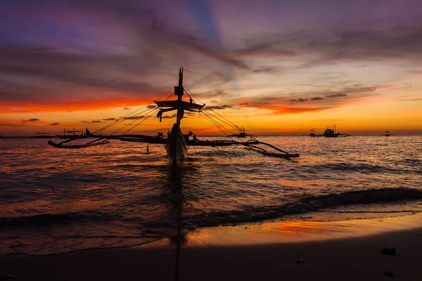 Barco à vela no pôr do sol mar, ilha de boracay, filipinas — Fotografia de Stock