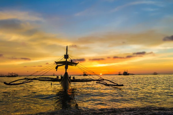 帆船在日落海、 长滩岛岛、 菲律宾 — 图库照片