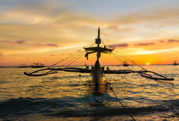 Barca a vela al tramonto mare, isola di boracay, Filippine — Foto Stock