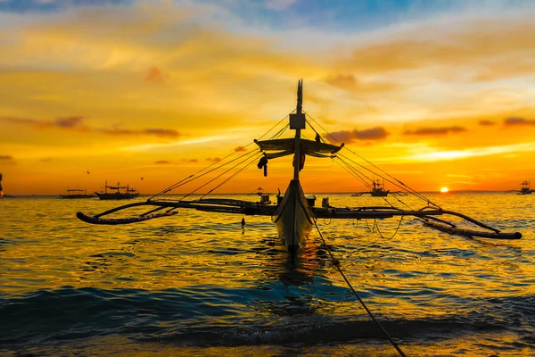 Plachetnice na moři při západu slunce, boracay island, Filipíny — Stock fotografie