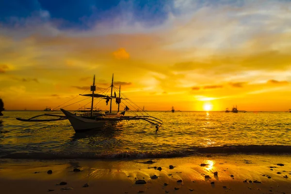 Plachetnice na moři při západu slunce, boracay island, Filipíny — Stock fotografie