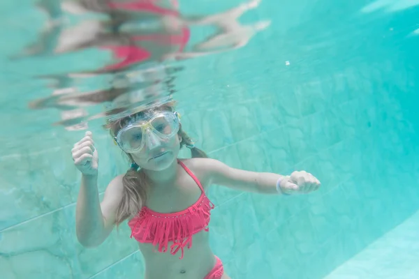 Mädchen schwimmt in Maske unter Wasser — Stockfoto