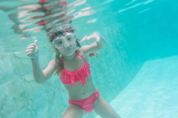 Mädchen schwimmt in Maske unter Wasser — Stockfoto