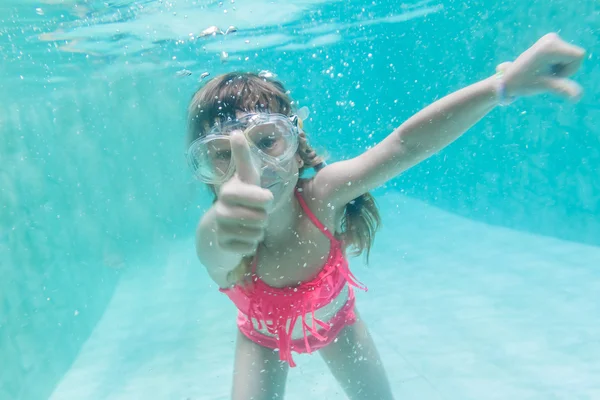 Child girl swimming underwater in mask — Stock Photo, Image