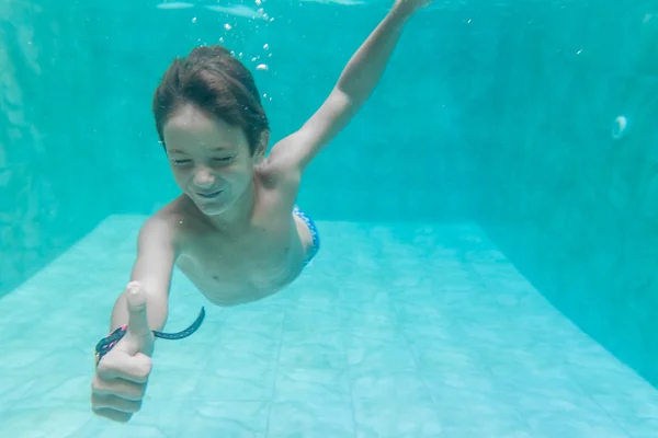 Menino nadando debaixo d 'água — Fotografia de Stock