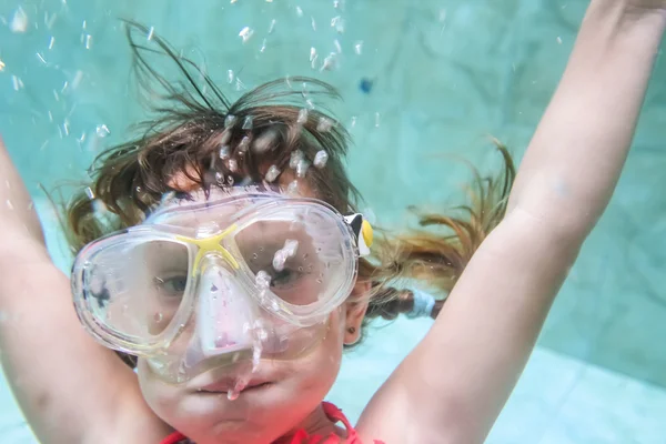 Mädchen schwimmt in Maske unter Wasser — Stockfoto