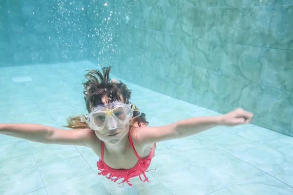 Mädchen schwimmt in Maske unter Wasser — Stockfoto