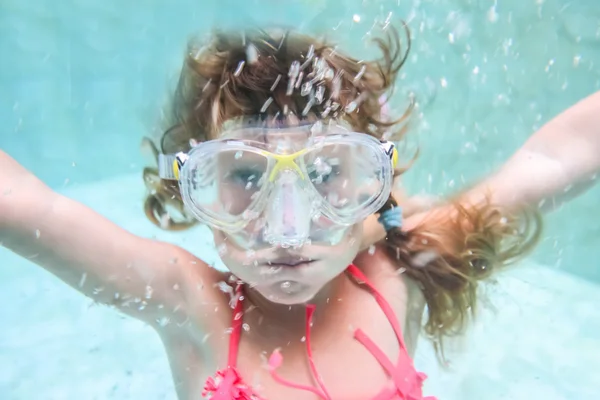 Criança menina nadando debaixo d 'água em máscara — Fotografia de Stock