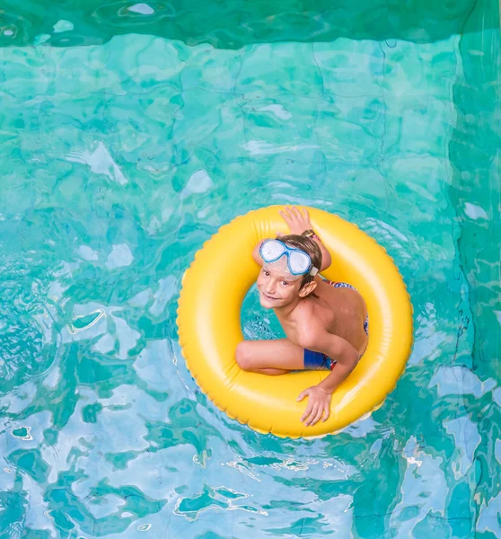 游泳，暑假-可爱的孩子男孩玩在蓝色扫管笏 — 图库照片