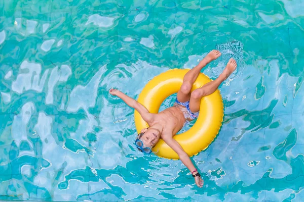Úszás, Nyári nyaralás - szép gyermek fiú játszik a kék wat — Stock Fotó