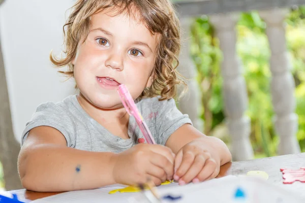 Jong kind meisje schrijven in laptop, buiten portret, educati — Stockfoto