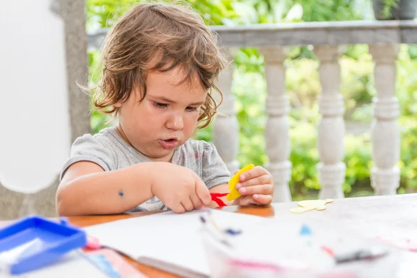 Niña pequeña escribiendo en cuaderno, retrato al aire libre, educati — Foto de Stock