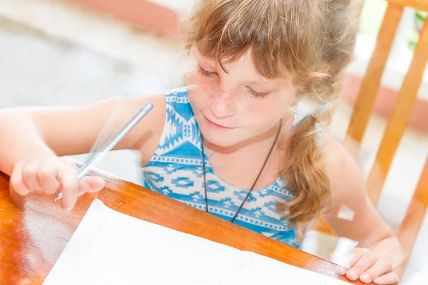 Young child girl writing in notebook, outdoors portrait, educati — Stock Photo, Image