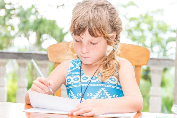 Kisgyermek lány írásban notebook, szabadban álló, oktatási já — Stock Fotó