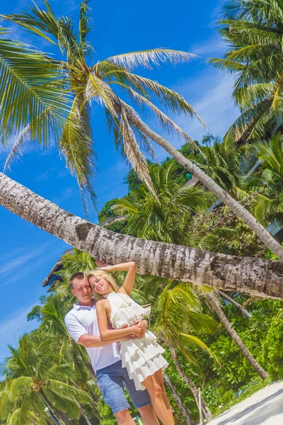 Jovem casal amoroso na ilha tropical, cerimônia de casamento ao ar livre — Fotografia de Stock