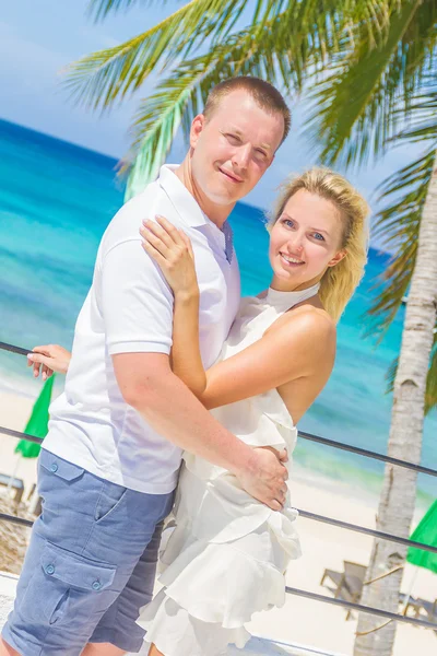 Молодая любящая пара на тропическом острове, открытая свадебная церемония — стоковое фото
