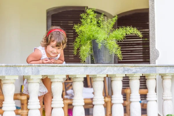 Genç güzel mutlu çocuk kız açık evin terasında — Stok fotoğraf