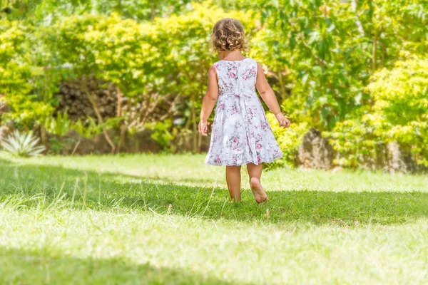 Jonge mooie gelukkig kind meisje uitgevoerd buiten natuurlijke achterop — Stockfoto