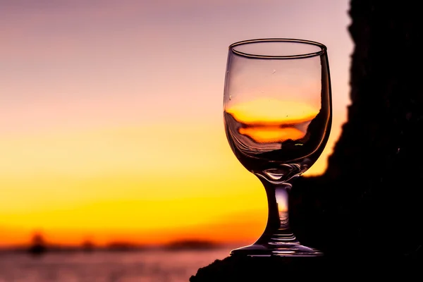 Atardecer tropical en la playa reflejado en una copa de vino, verano v —  Fotos de Stock