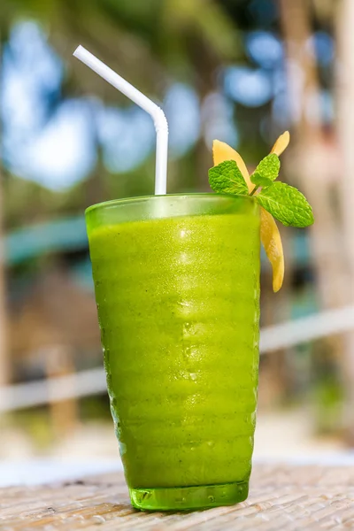 Mango mint cocktail in outdoor restaurant, blurred background — Stock Photo, Image