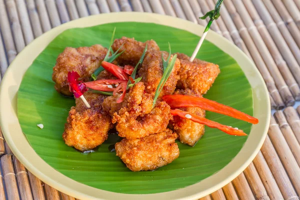 Kip gebakken in de honingsaus, vlees bal geserveerd op palm boom blad — Stockfoto