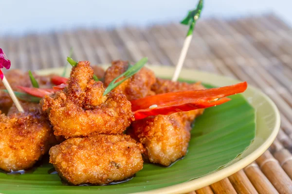 Kip gebakken in de honingsaus, vlees bal geserveerd op palm boom blad — Stockfoto