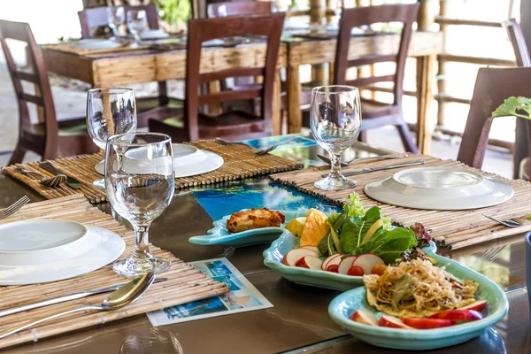 Tischaufstellung im Außencafé, kleines Restaurant im Hotel, Sommer — Stockfoto