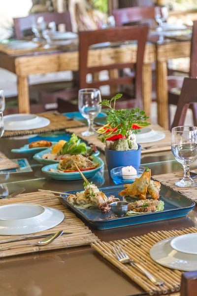 Collations aux fruits de mer, calamars, calmars servis dans un restaure en plein air — Photo