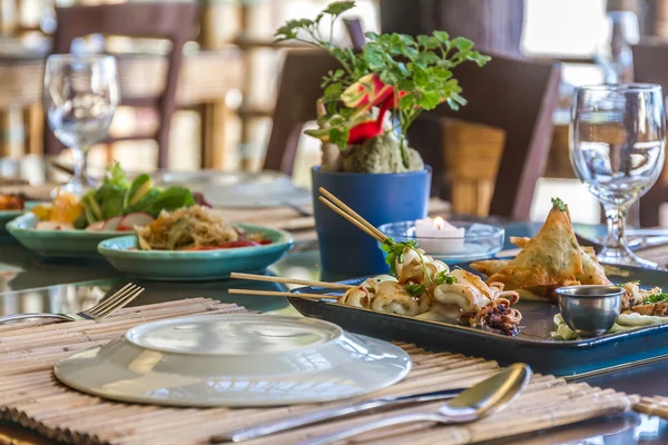 Skaldjur snacks, calamaris, bläckfiskringar serveras i utomhus restaurang — Stockfoto