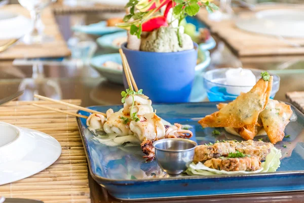 Skaldjur snacks, calamaris, bläckfiskringar serveras i utomhus restaurang — Stockfoto