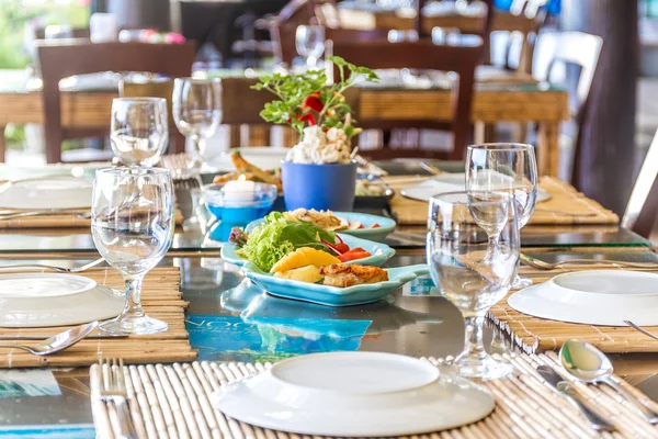 Allestimento del tavolo in un bar all'aperto, piccolo ristorante in un hotel, estate — Foto Stock