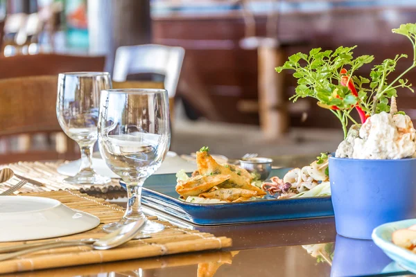 Tabel setup in outdoor cafe, klein restaurant in een hotel, zomer — Stockfoto