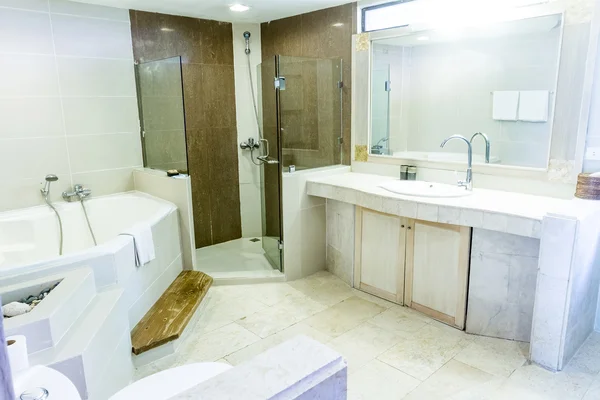 Cuarto de baño con lavabo, cuarto de baño interior del hotel —  Fotos de Stock