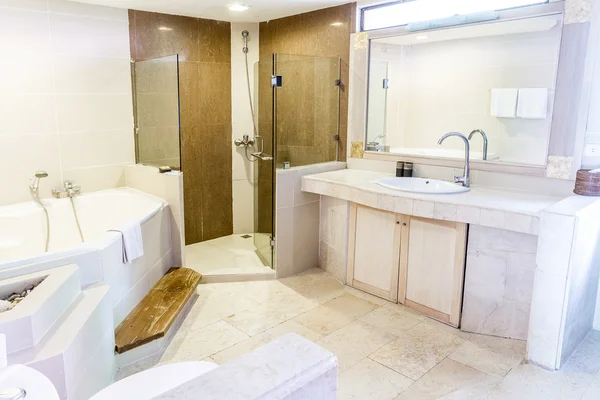 Banheiro com lavatório, banheiro interior do hotel — Fotografia de Stock