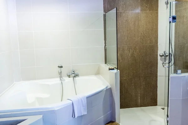 Salle de bain avec lavabo, intérieur de la salle de bain de l'hôtel — Photo