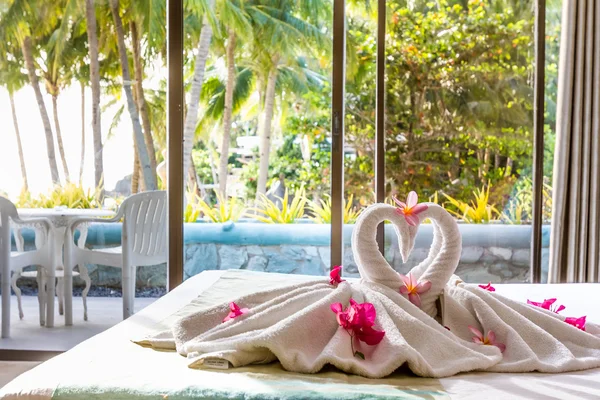 Decoración de toallas en la habitación del hotel, toallas de aves, cisnes, sala de interio — Foto de Stock